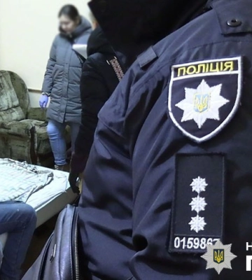 У Києві поліцейські затримали молодика, який простирадлом задушив людину