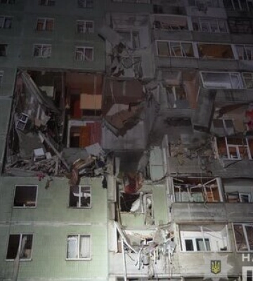Ворожий безпілотник атакував житлову багатоповерхівку у Сумах, 9 постраждалих, зокрема - дитина (оновлено). ФОТОрепортаж