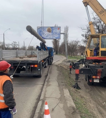 В Одесі електромонтери відновлюють мережі вуличного освітлення