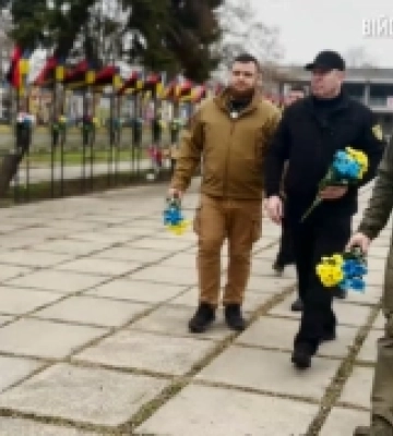 Начальник Черкаської обласної військової адміністрації вшанував захисників України на Алеї пам'яті у Нововоронцовці