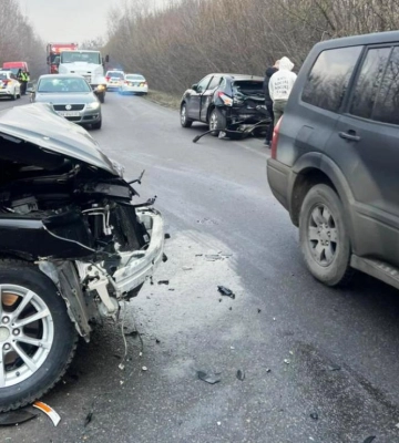 На Рівненщині зіткнулися 5 автомобілів: постраждали пенсіонерка та вагітна жінка. ФОТО