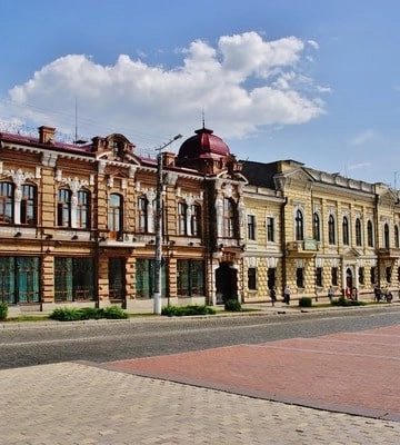 Відновлення бруківки: у центрі Кропивницькому змінять рух громадського транспорту