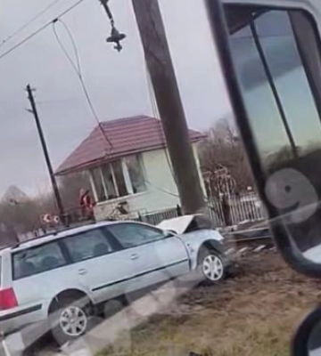 У Луцькому районі авто влетіло в стовп на залізничному переїзді