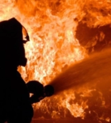 В Одесі горіло підсобне приміщення у житловому будинку: вогнеборці врятували двох людей