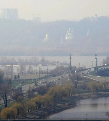 Киевлян призвали закрыть окна и пить много воды
