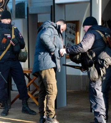 В Мелитополе оккупанты устраивают шмон - на улицах проверяют телефоны местных жителей