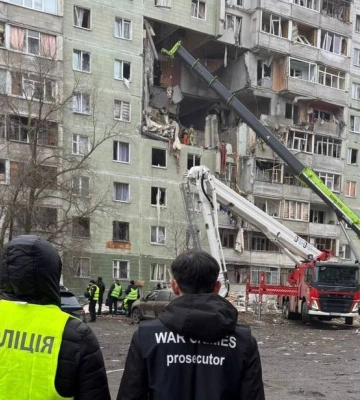 Удар безпілотника по багатоповерхівці в Сумах: загинули три подружжя