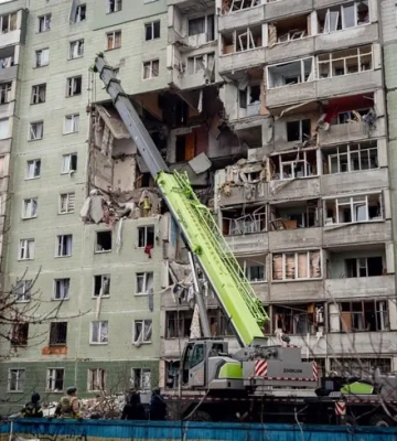 Влучання дрона в багатоповерхівку в Сумах: три подружні пари загинули
