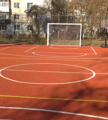 У Рівному за кошти батьків відкрили спортивний майданчик в ліцеї для учнів початкових класів (ВІДЕО)