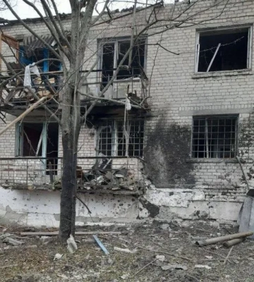 Окупанти вдарили &quot;Градами&quot; по Пристіну на Харківщині: двоє постраждалих, пошкоджено 16 квартир, заклад освіти та бібліотеку. ФОТОрепортаж