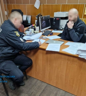 Хабарі за іспити та водійські посвідчення: на Дніпропетровщині викрито сервісний центр МВС