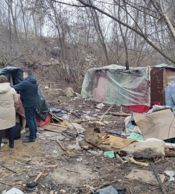 На Тернопільщині родина з п’ятьма дітьми живе у “халабуді” біля лісу (ФОТО)