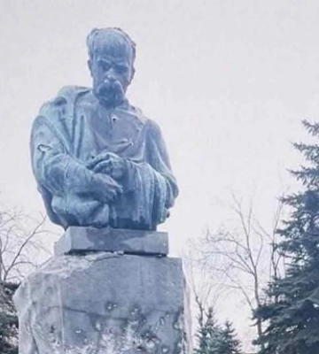 Загарбники понівечили пам’ятник Шевченку на окупованій Донеччині Загарбники понівечили пам’ятник Шевченку на окупованій Донеччині