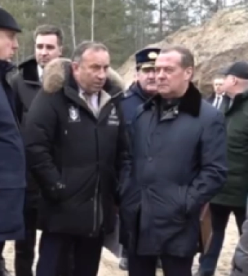 "Просто хотят напугать людей": Медведев побывал на Брянском химзаводе после атаки ВСУ "Просто хотят напугать людей": Медведев побывал на Брянском химзаводе после атаки ВСУ