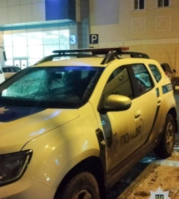 У Полтаві чоловік стрибнув з третього поверху ТРЦ і загинув
