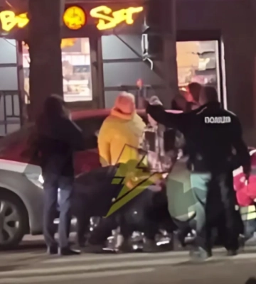 Реанімують жінку: у Франківську під колеса автівки потрапило двоє людей