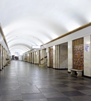У Київському метро затримали чоловіка, який погрожував поліцейським пістолетом