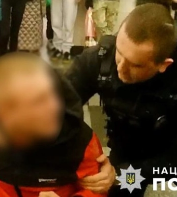 У Київському метро затримали чоловіка, який погрожував поліцейським пістолетом