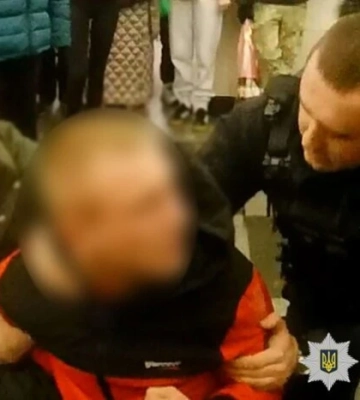 У Київському метро затримали чоловіка, який погрожував поліцейським пістолетом