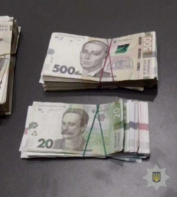 Поліція затримала “волонтерку” з Дніпра, яка вкрала у пенсіонерів понад 160 тисяч і втекла з міста