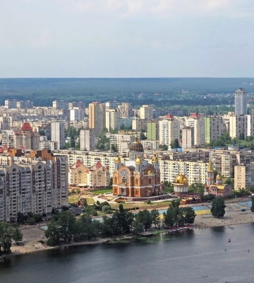 У Києві уламки дрона пошкодили квартиру на Оболоні