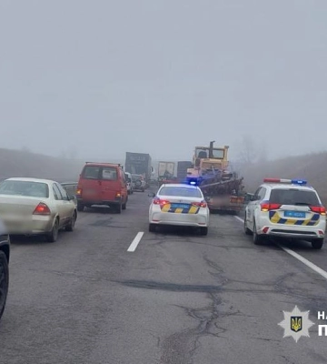 Ман, Форд, Бентлі зіштовхнулися на трасі біля Умані. Постраждала пасажирка автівки, що перекинулась (ФОТО)