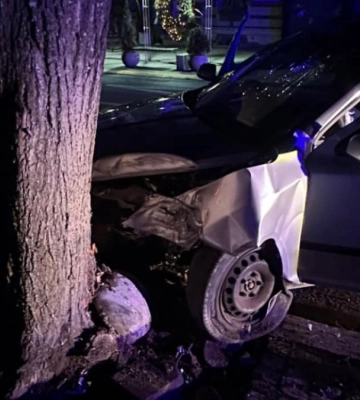 У центрі Франківська водій на Skoda зніс огороджувальні стовпці: фото та відео наслідків