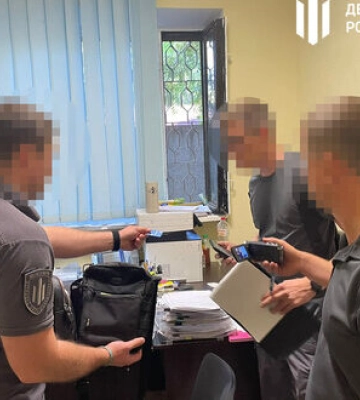 Двох правоохоронців, які вкрали у померлого пенсіонера майже 800 тис. грн, судитимуть у Запоріжжі. ФОТОрепортаж