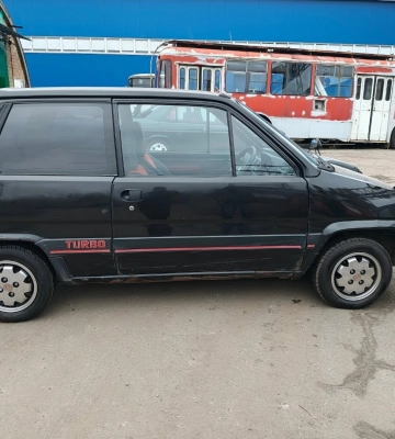 Миниатюрный спорткар: в Киеве засветилась редкая заряженная Honda 80-х 