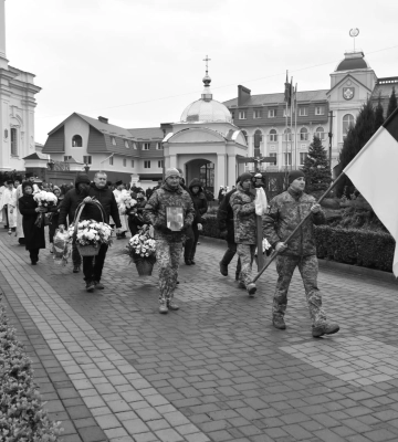 Віддав життя за Україну: у Луцьку попрощалися з 39-річним Героєм Андрієм Пундором