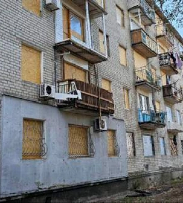 На Днепропетровщине женщина забросала квартиру хламом, поэтому перешла жить в подъезд
