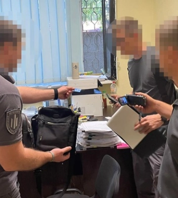 Двох правоохоронців, які вкрали у померлого пенсіонера майже 800 тис. грн, судитимуть у Запоріжжі. ФОТОрепортаж
