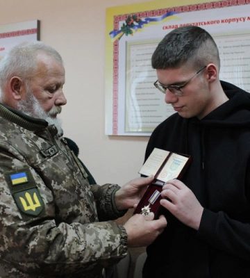 Школярі із села на Волині передали наколядовані 100 тисяч гривень на підтримку захисників