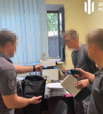 Двох правоохоронців, які вкрали у померлого пенсіонера майже 800 тис. грн, судитимуть у Запоріжжі. ФОТОрепортаж