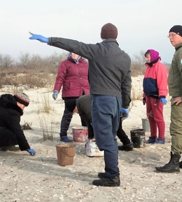 На узбережжі Одещини зібрали вже понад 400 кілограмів мазуту з російських танкерів
