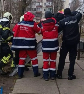 У Голосіївському районі Києва чоловік впав на піддашок підʼїзду багатоповерхівки (відео)