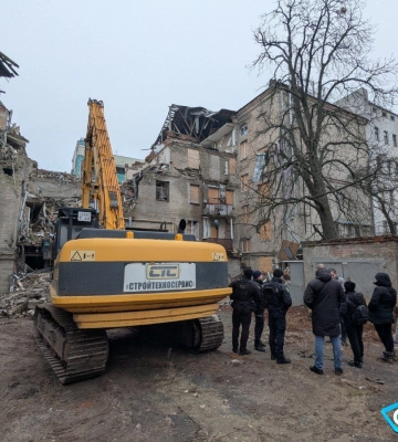 Скандал у Харкові: мешканці пошкодженого будинку не дають розбирати завали