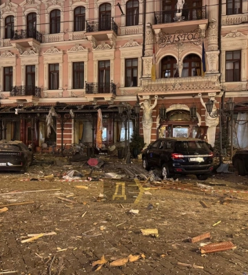 Серія російських ракетних ударів по Одесі. Дуже постраждала будівля історичного готелю «Брістоль»