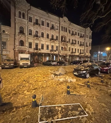 Россия обстреляла Одессу баллистикой: возле элитного отеля образовалась огромная воронка 