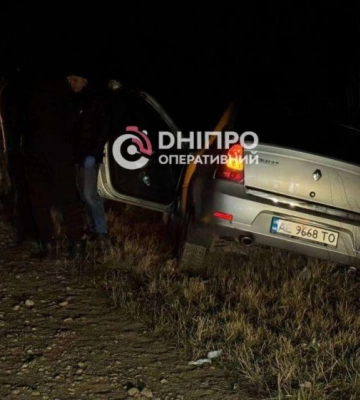 На трасі Дніпро-Кривий Ріг п&#039;яний водій Renault &quot;злетів&quot; з дороги (ФОТО)
