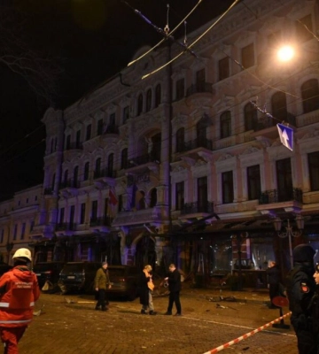 Подробиці про наслідки ракетного удару по Одесі: станом на 22.00 рятувальники намагаються приборкати пожежу на даху готелю