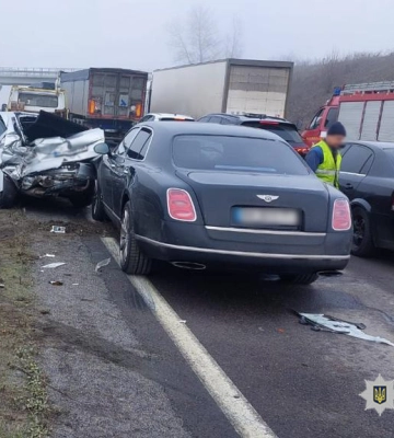 На Черкащині у ДТП зіткнулися одразу 7 автомобілів та травмувалася жінка (ФОТО)