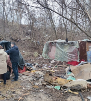 На Тернопільщині родина з п’ятьма дітьми живе у “халабуді” біля лісу (ФОТО)