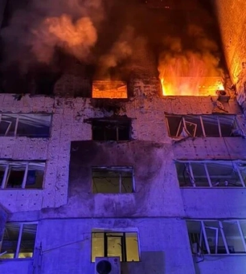 Атака дронів на Київщину: спалахнула десятиповерхівка, є загиблі 