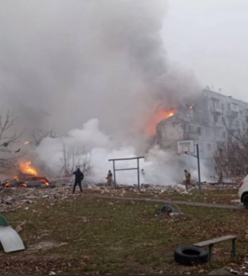 Россияне ударили по пятиэтажке в Полтаве, дом в огне — фото