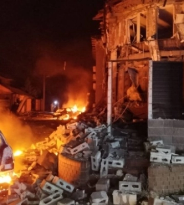 Унаслідок ворожої атаки на Запоріжжя поранений чоловік, пожежі ліквідували