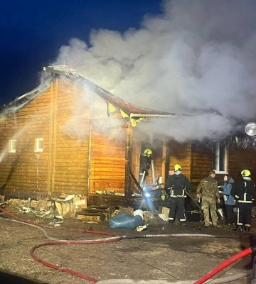 У Київській області внаслідок нічної БПЛА-атаки РФ сталися пожежі, пошкоджено будинки — фото 