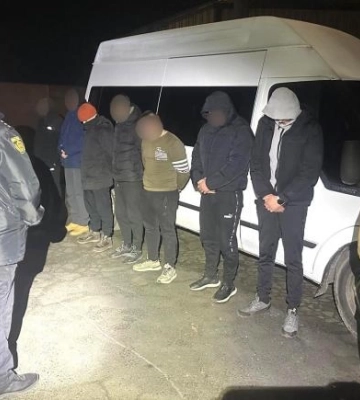 Жителі Рівненщини хотіли фургоном переправити за кордон 5 чоловіків