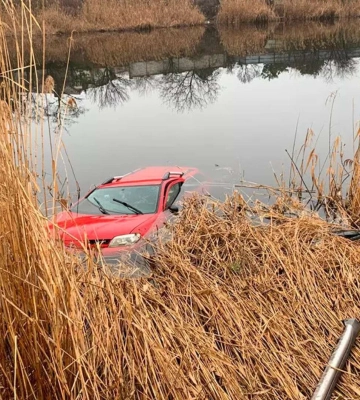 На Криворіжжі автівка злетіла з мосту в річку — водій загинув