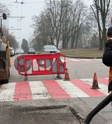 Холодне асфальтування для безпечного руху на дорогах: як у Дніпрі борються з ямковістю